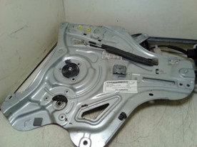 ALZACRISTALLO ELETTR. PORTA ANT. DX. HYUNDAI IX35 (02/10-) D4FD 824022Y000 HYUNDAI IX35 (02/10-) D4FD 824022Y000