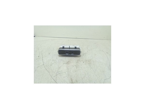 PRESA DI CORRENTE MEDIA HUB C/USB/AU FIAT 500X (7X) (01/22-)  735650649