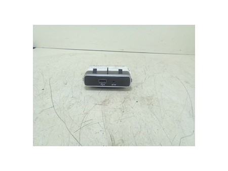 PRESA DI CORRENTE MEDIA HUB C/USB/AU FIAT 500X (7X) (01/22-)  735650649